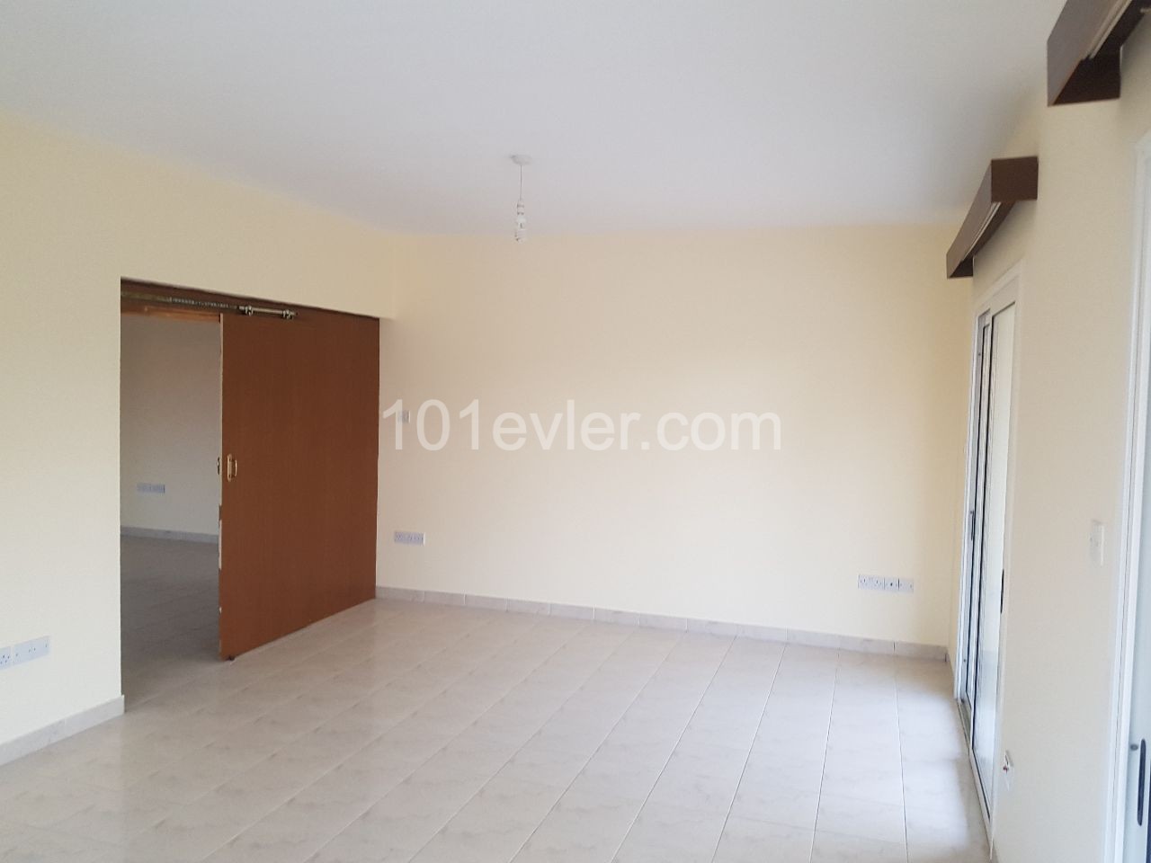 Yenikent  de kiralık 3+1 eşyasız daire 