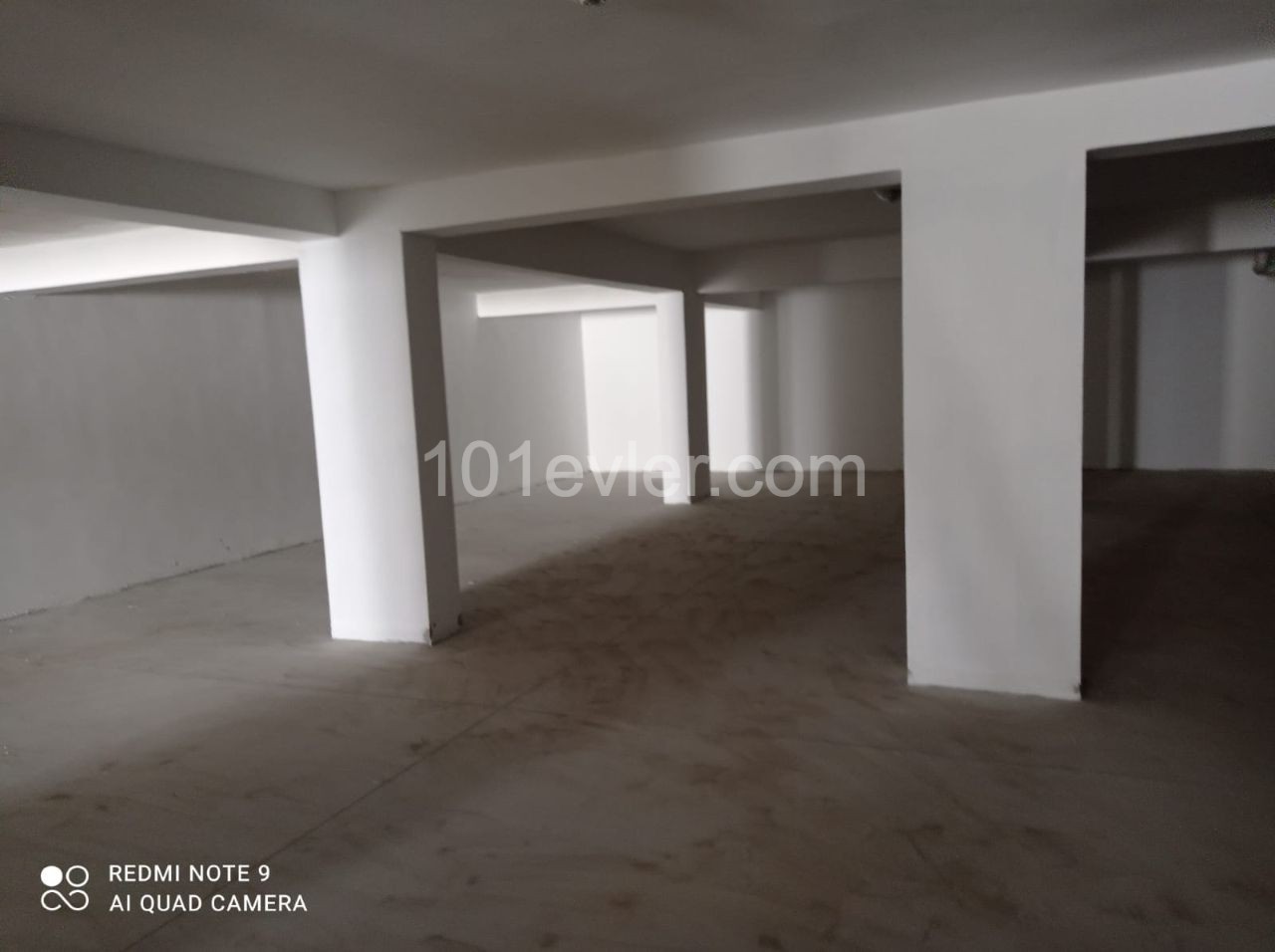 PERFECT SHOP FOR COMMERCIAL RENTAL IN KIZILBAS REGION ON THE ROAD TO SCHOOLS WITH PRIVATE PARKING AND ELEVATOR (900 M2) ** 