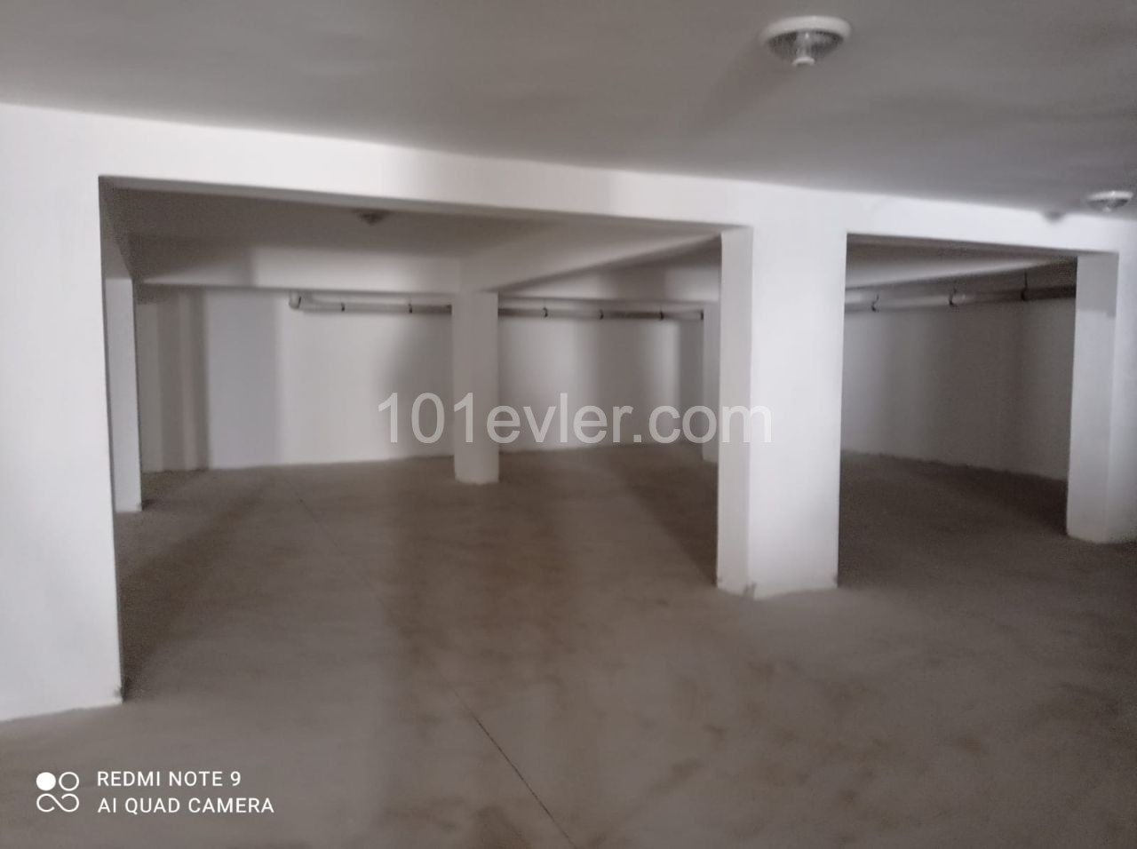 PERFECT SHOP FOR COMMERCIAL RENTAL IN KIZILBAS REGION ON THE ROAD TO SCHOOLS WITH PRIVATE PARKING AND ELEVATOR (900 M2) ** 