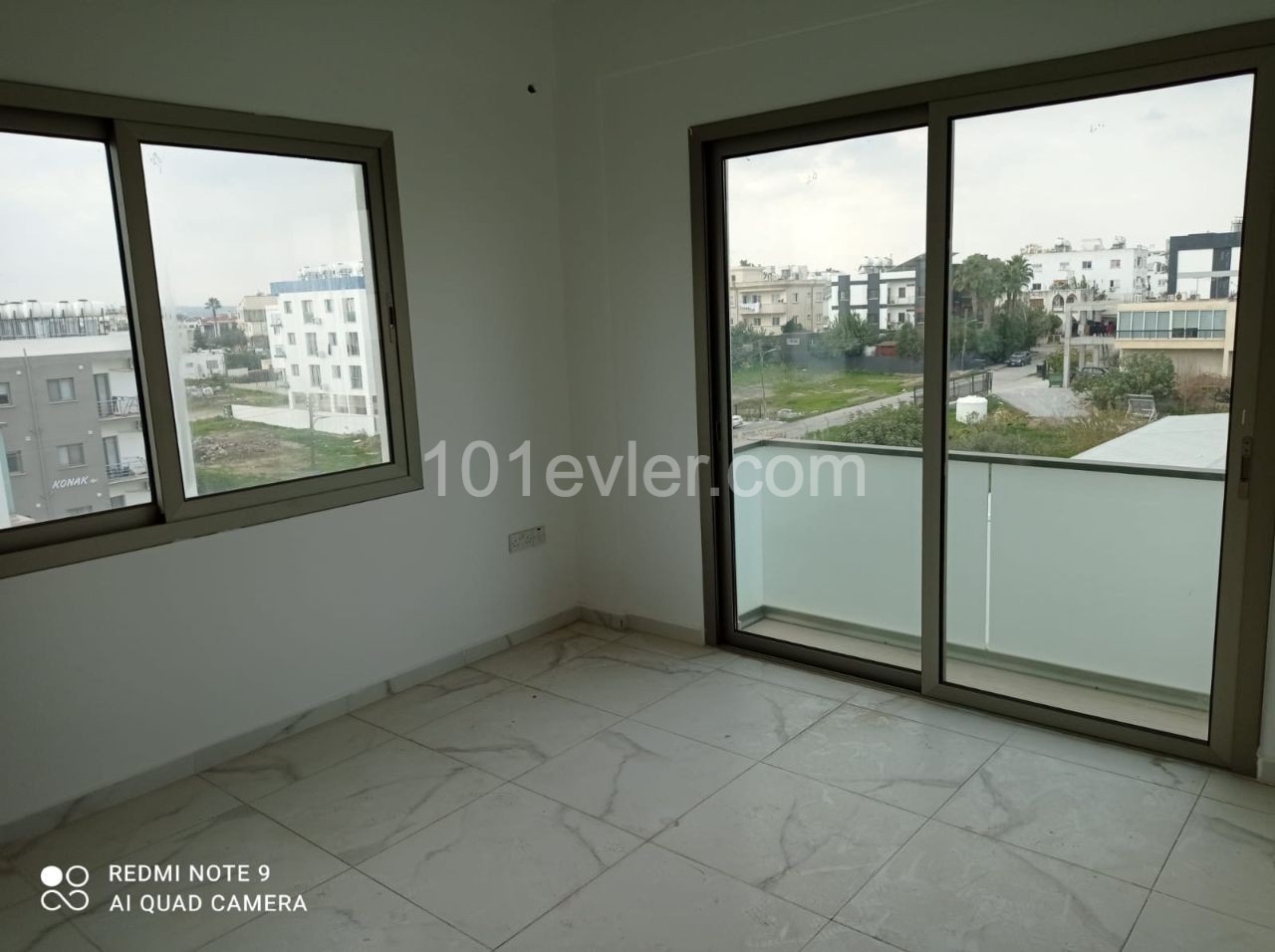 WIDE AND SPACIOUS (2+1) 90M2 PERFECT FLATS MADE WITH PERFECT 1st CLASS LABOR AND MATERIALS IN CENTRAL LOCATION IN GÖNYELİ ** 