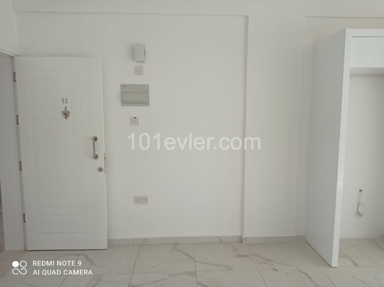 WIDE AND SPACIOUS (2+1) 90M2 PERFECT FLATS MADE WITH PERFECT 1st CLASS LABOR AND MATERIALS IN CENTRAL LOCATION IN GÖNYELİ ** 