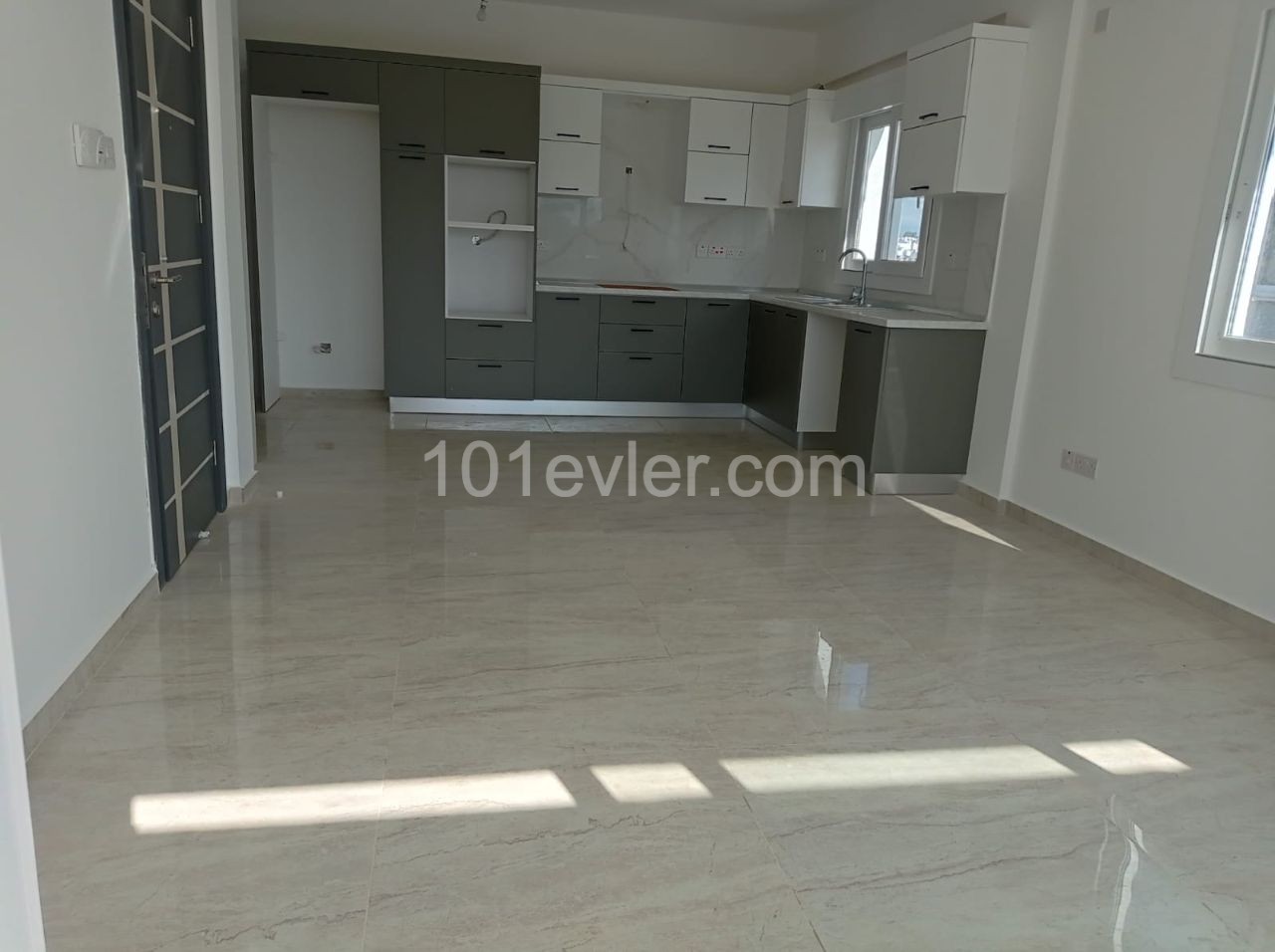 LEFKOŞANIN EN GÜZEL BÖLGELERİNDEN ORTAKÖY DE 90 M2 (2+1) 1. SINIF  İŞÇİLİK VE MALZEME KULLANIMI MARKET, OKUL ALIŞVERİŞ, HASTANE, RESTORANT VE CAFELERE YÜRÜME MESAFESİNDE  MÜKEMMEL DAİRE