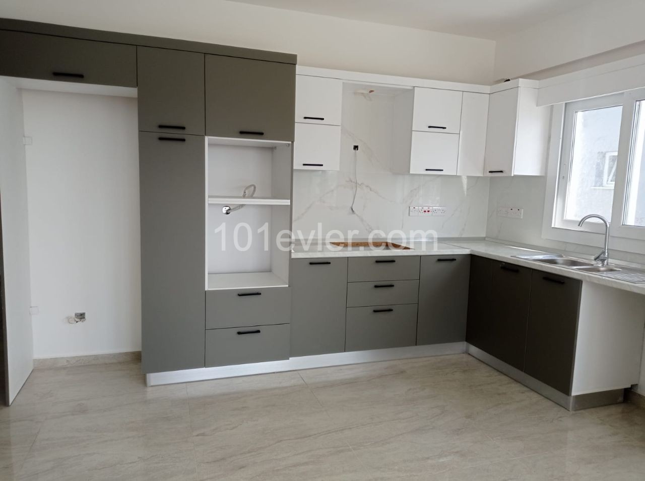 LEFKOŞANIN EN GÜZEL BÖLGELERİNDEN ORTAKÖY DE 90 M2 (2+1) 1. SINIF  İŞÇİLİK VE MALZEME KULLANIMI MARKET, OKUL ALIŞVERİŞ, HASTANE, RESTORANT VE CAFELERE YÜRÜME MESAFESİNDE  MÜKEMMEL DAİRE