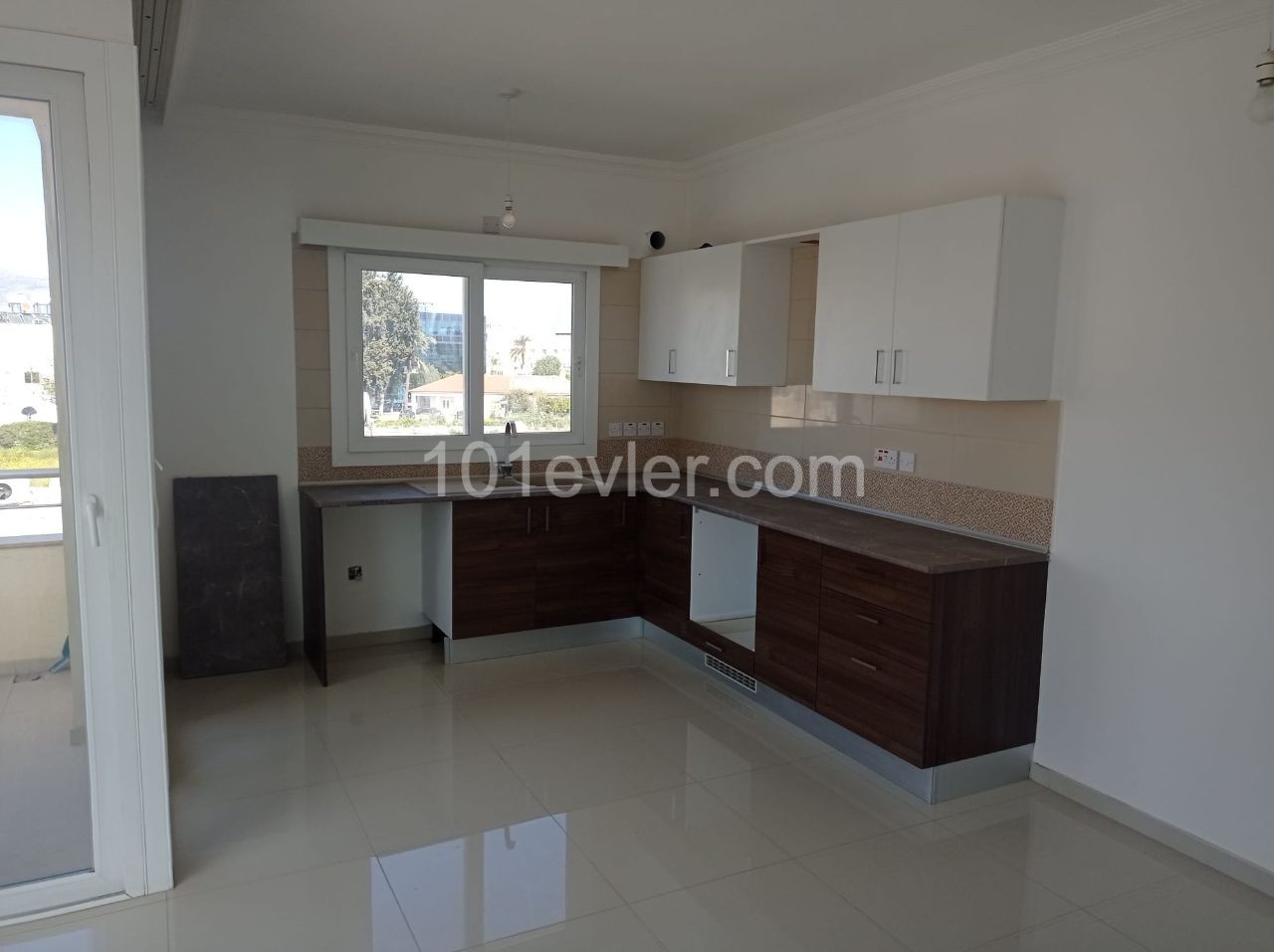 INVESTMENT WITH RENTAL GUARANTEED IN KAYMAKLI TERMINAL AREA (2+1) 90M2 LARGE SPACIOUS FLAT FOR SALE ** 