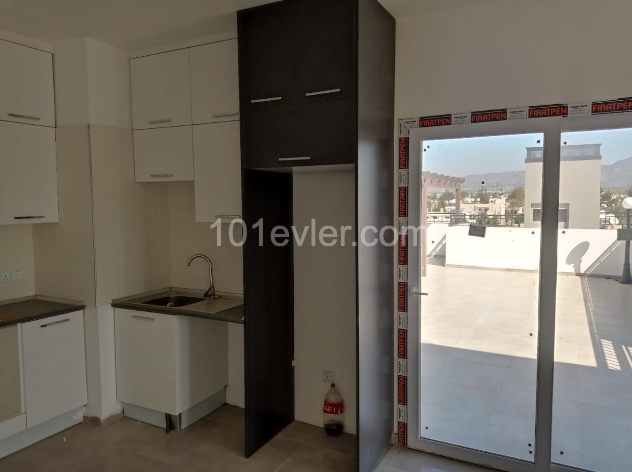 Gönyeli'de Şehir Manzaralı Merkezi Konumda Satılık Ferah Penthouse