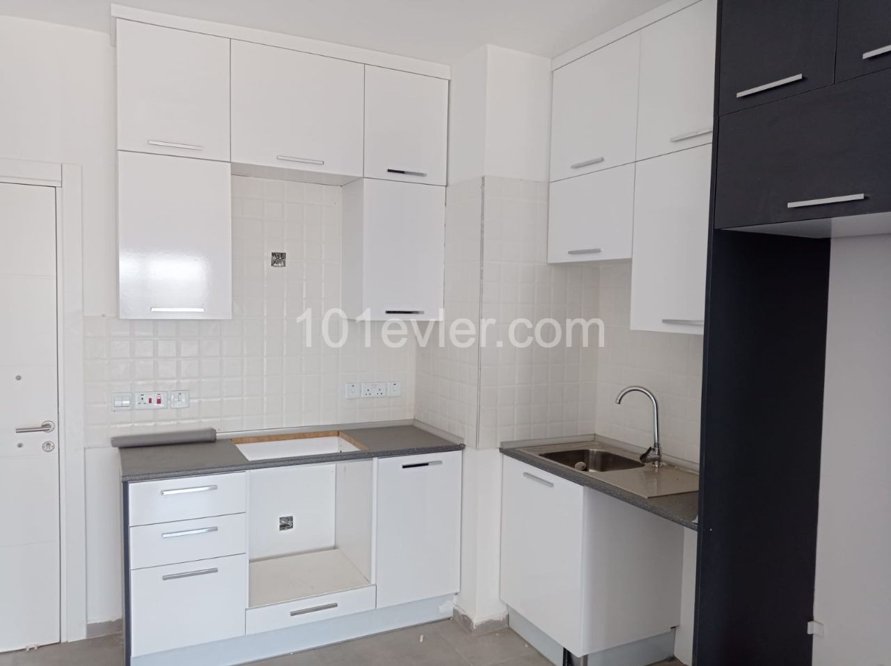 Spacious Penthouse for Sale in a Central Location with City View in Gonyeli ** 
