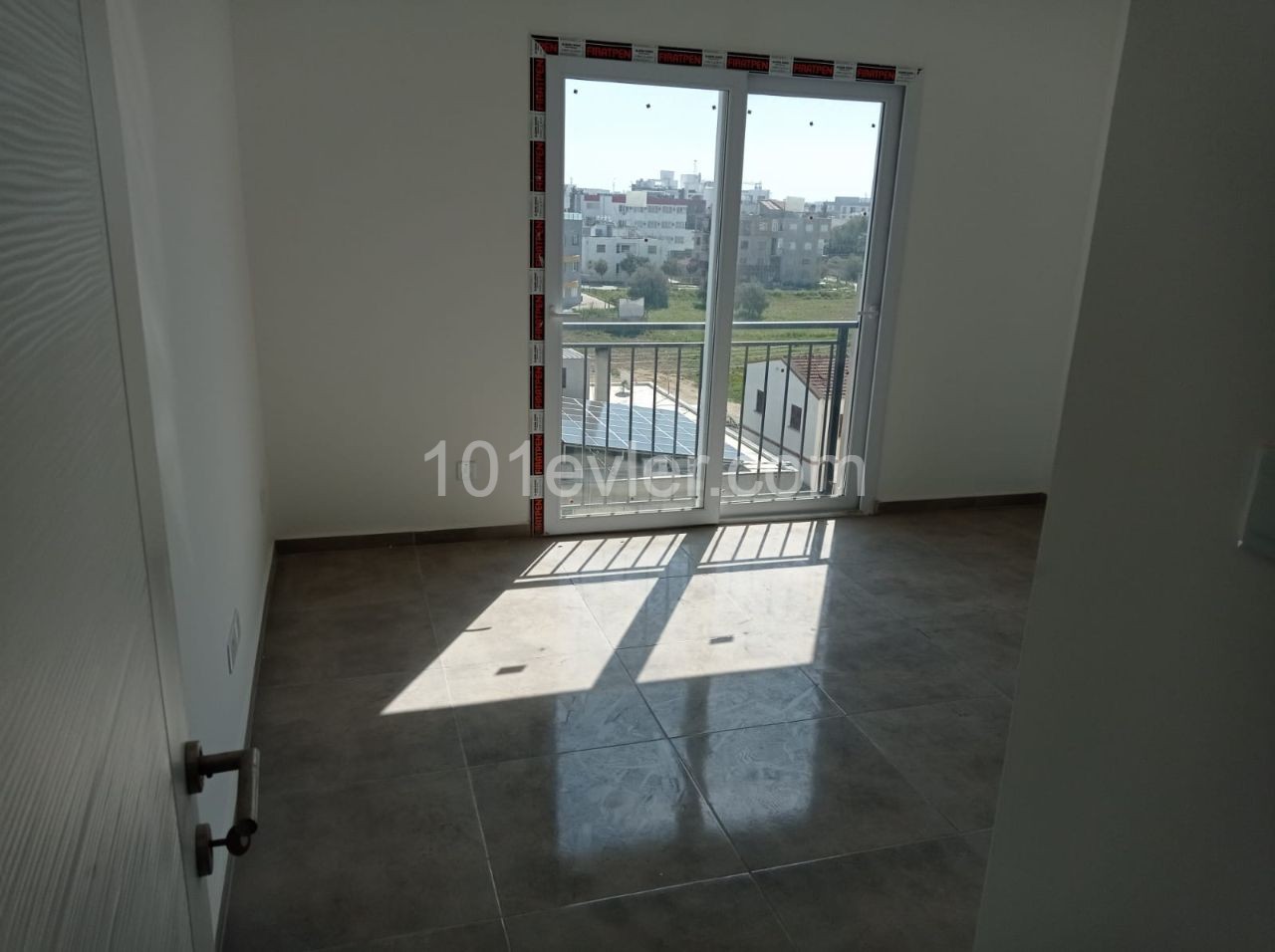 Gönyeli'de Şehir Manzaralı Merkezi Konumda Satılık Ferah Penthouse