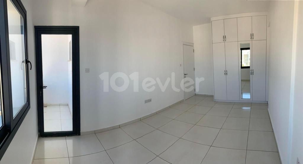 Yenişehir'de şehirin merkezinde Merit oteline yürüme mesafesinde kiralık lüks 2+1 daire