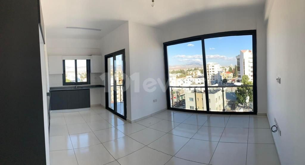 Yenişehir'de şehirin merkezinde Merit oteline yürüme mesafesinde kiralık lüks 2+1 daire