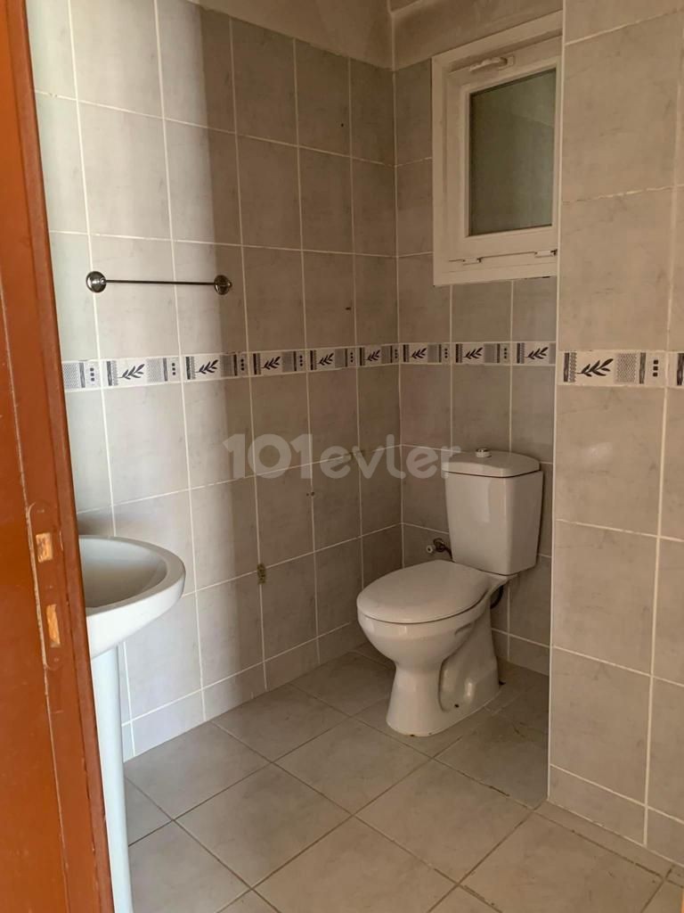 THE APARTMENT WITH ELEVATOR AND PARKING LOT (3+1) IN THE PERFECT LOCATION IN YENIŞEHIR IS IN A VERY GOOD CONDITION AND THE RENT IS GUARANTEED TO BE WAITING FOR THE LUCKY OWNER ** 