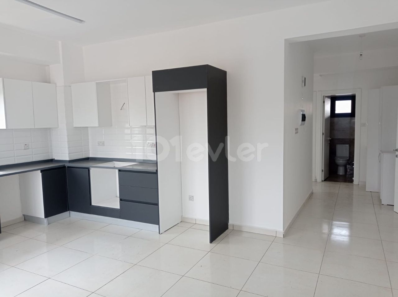 RENT-GUARANTEED APARTMENT IN A NEWLY FINISHED BUILDING WITH ELEVATOR AND PARKING LOT (2+1) IN THE PERFECT LOCATION IN YENIŞEHIR IS WAITING FOR THE LUCKY OWNER ** 