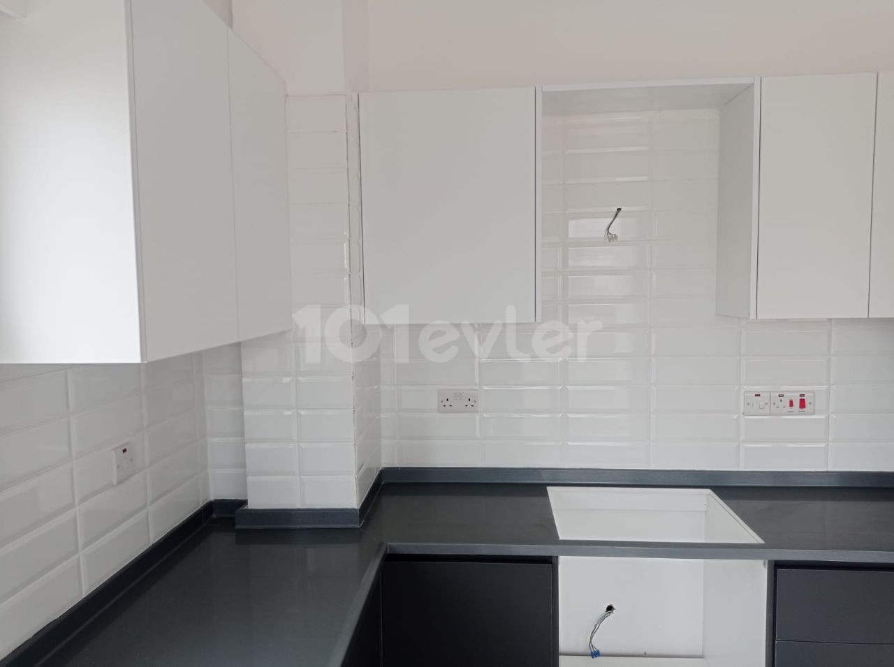 RENT-GUARANTEED APARTMENT IN A NEWLY FINISHED BUILDING WITH ELEVATOR AND PARKING LOT (2+1) IN THE PERFECT LOCATION IN YENIŞEHIR IS WAITING FOR THE LUCKY OWNER ** 