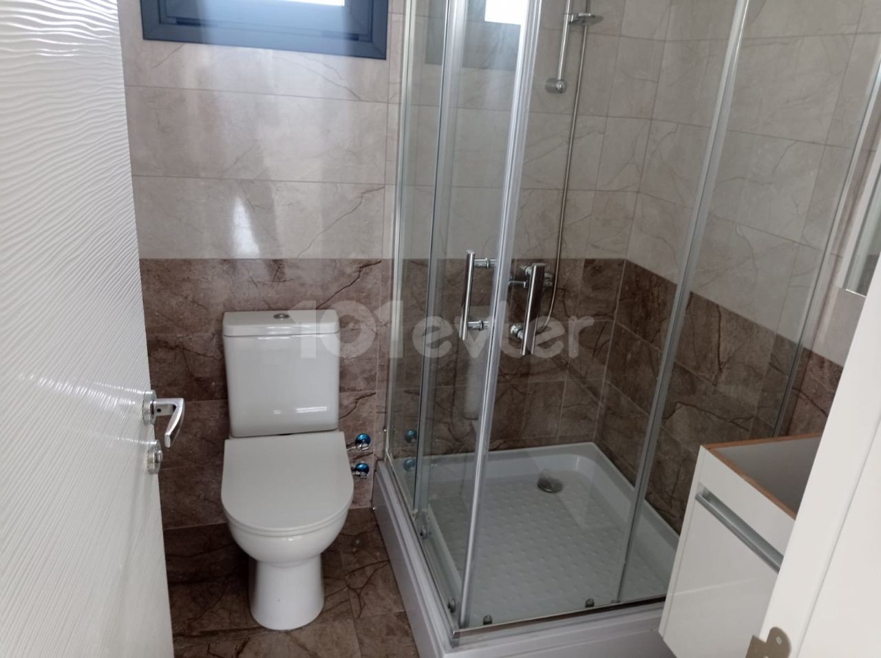 RENT-GUARANTEED APARTMENT IN A NEWLY FINISHED BUILDING WITH ELEVATOR AND PARKING LOT (2+1) IN THE PERFECT LOCATION IN YENIŞEHIR IS WAITING FOR THE LUCKY OWNER ** 