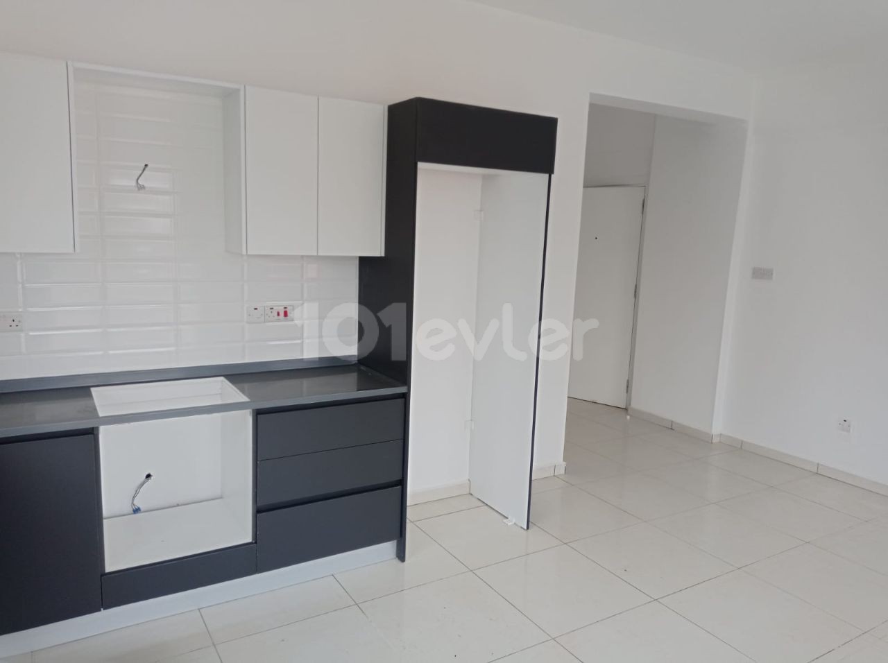 RENT-GUARANTEED APARTMENT IN A NEWLY FINISHED BUILDING WITH ELEVATOR AND PARKING LOT (2+1) IN THE PERFECT LOCATION IN YENIŞEHIR IS WAITING FOR THE LUCKY OWNER ** 