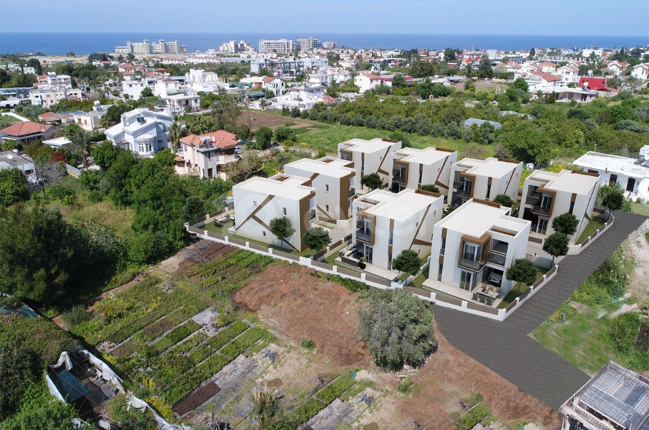 ALSANCAK, EINER DER SCHÖNSTEN GEGENDEN VON KYRENIA, IST AUCH FÜR DIEJENIGEN, DIE EINE GARANTIERTE FERIENVILLA MIT EINER GROßEN TERRASSE MIT HERRLICHEM MEER-UND BERGBLICK WOLLEN ** 