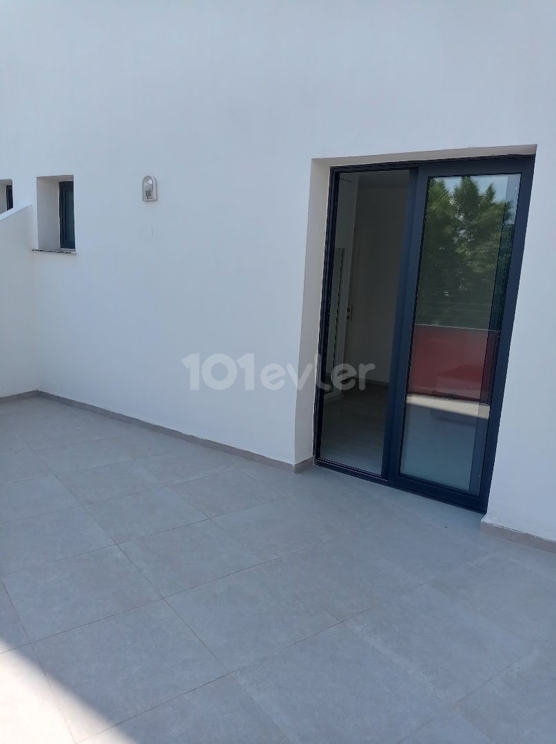 Yenişehir bölgesinde merkezi lokasyonda kapalı otoparkı olan kiralık 2+1 eşyalı daire 