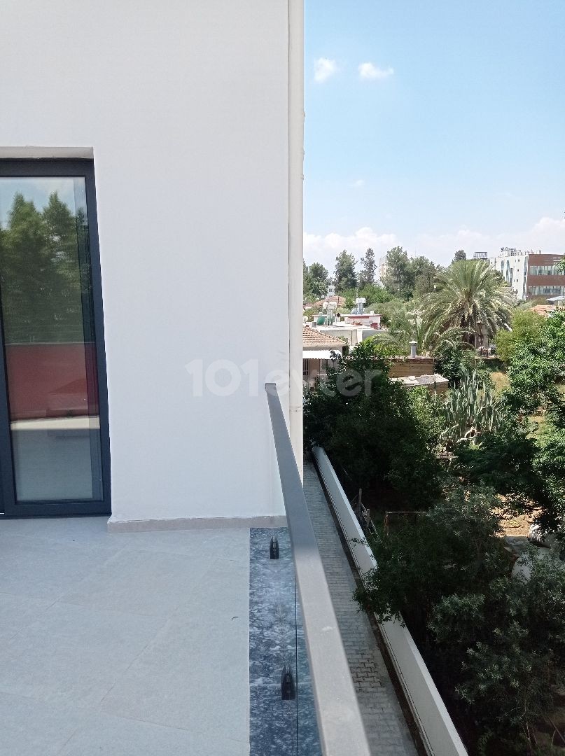 Yenişehir bölgesinde merkezi lokasyonda kapalı otoparkı olan kiralık 2+1 eşyalı daire 