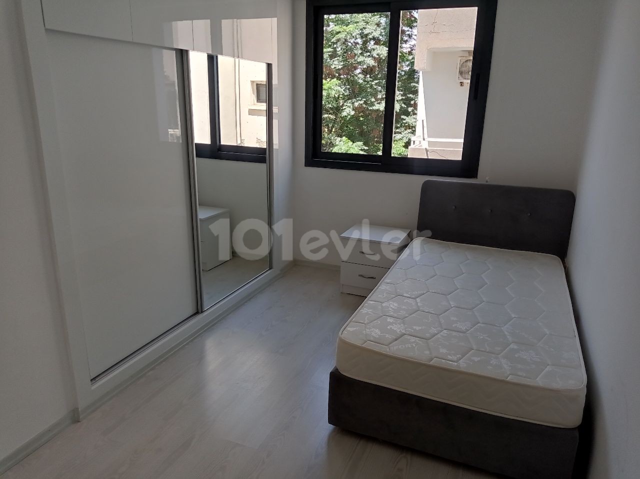 Yenişehir bölgesinde merkezi lokasyonda kapalı otoparkı olan kiralık 2+1 eşyalı daire 