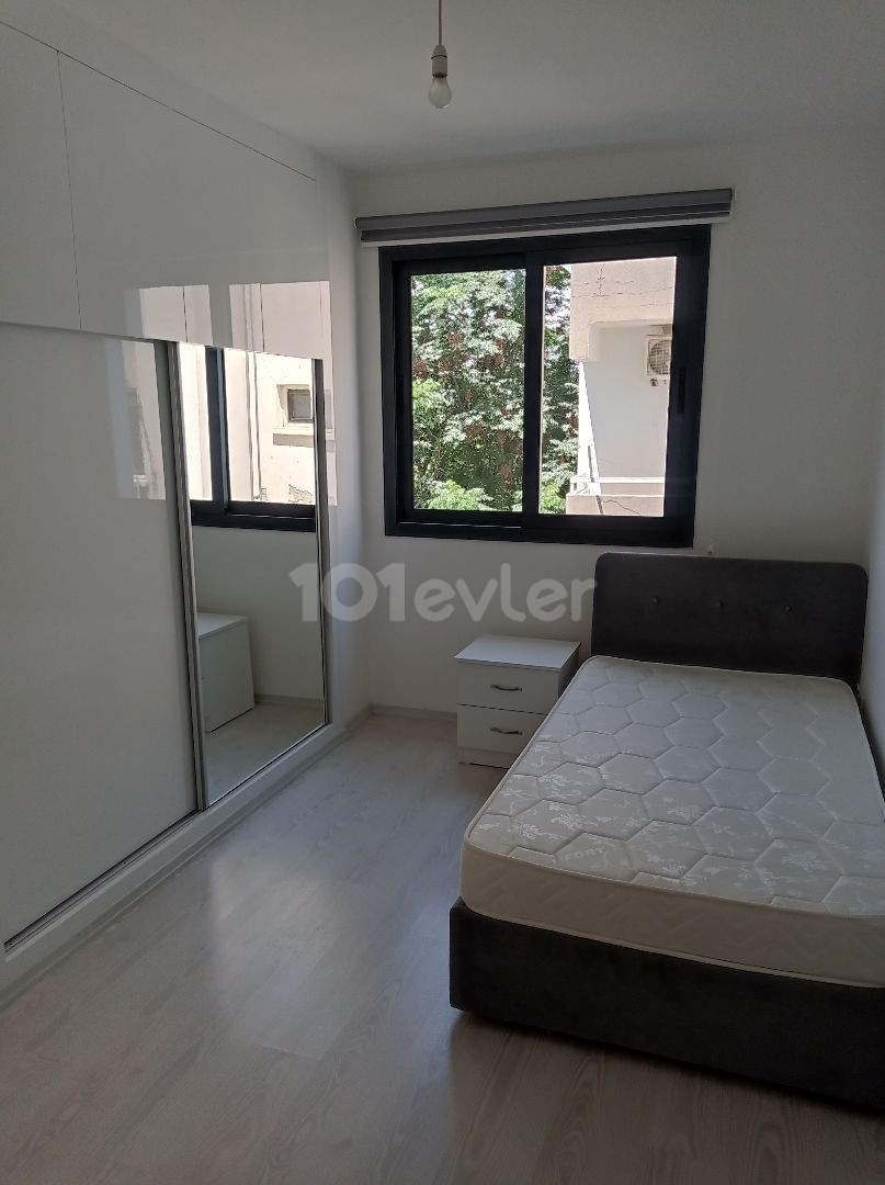 Yenişehir bölgesinde merkezi lokasyonda kapalı otoparkı olan kiralık 2+1 eşyalı daire 