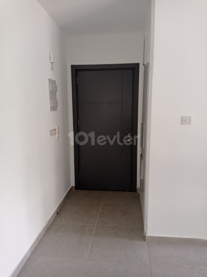 Yenişehir bölgesinde merkezi lokasyonda kapalı otoparkı olan kiralık 2+1 eşyalı daire 