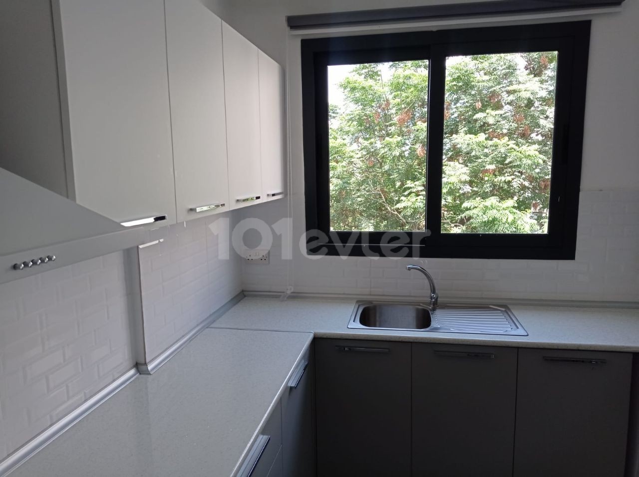 SPACIOUS SPACIOUS 90M2 (2+1) APARTMENT FOR RENT WITH ELEVATOR AND PARKING WITH FURNISHED TERRACE IN A NEW BUILDING IN AN EXCELLENT CENTRAL LOCATION. ** 