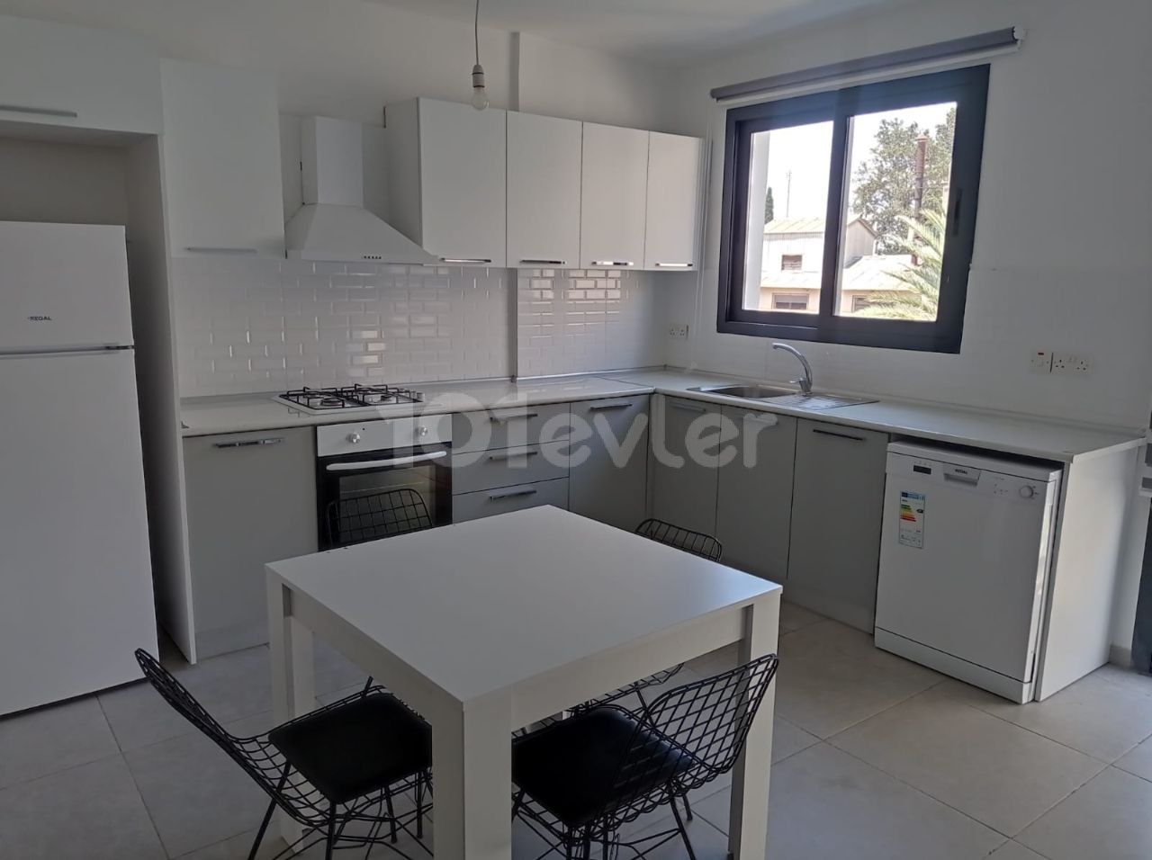 SPACIOUS SPACIOUS 90M2 (2+1) APARTMENT FOR RENT WITH ELEVATOR AND PARKING WITH FURNISHED TERRACE IN A NEW BUILDING IN AN EXCELLENT CENTRAL LOCATION. ** 