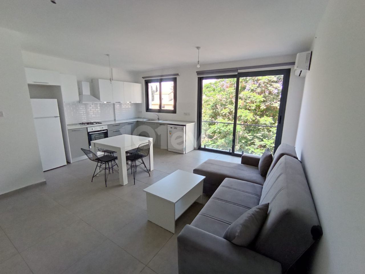 SPACIOUS SPACIOUS 90M2 (2+1) APARTMENT FOR RENT WITH ELEVATOR AND PARKING WITH FURNISHED TERRACE IN A NEW BUILDING IN AN EXCELLENT CENTRAL LOCATION. ** 