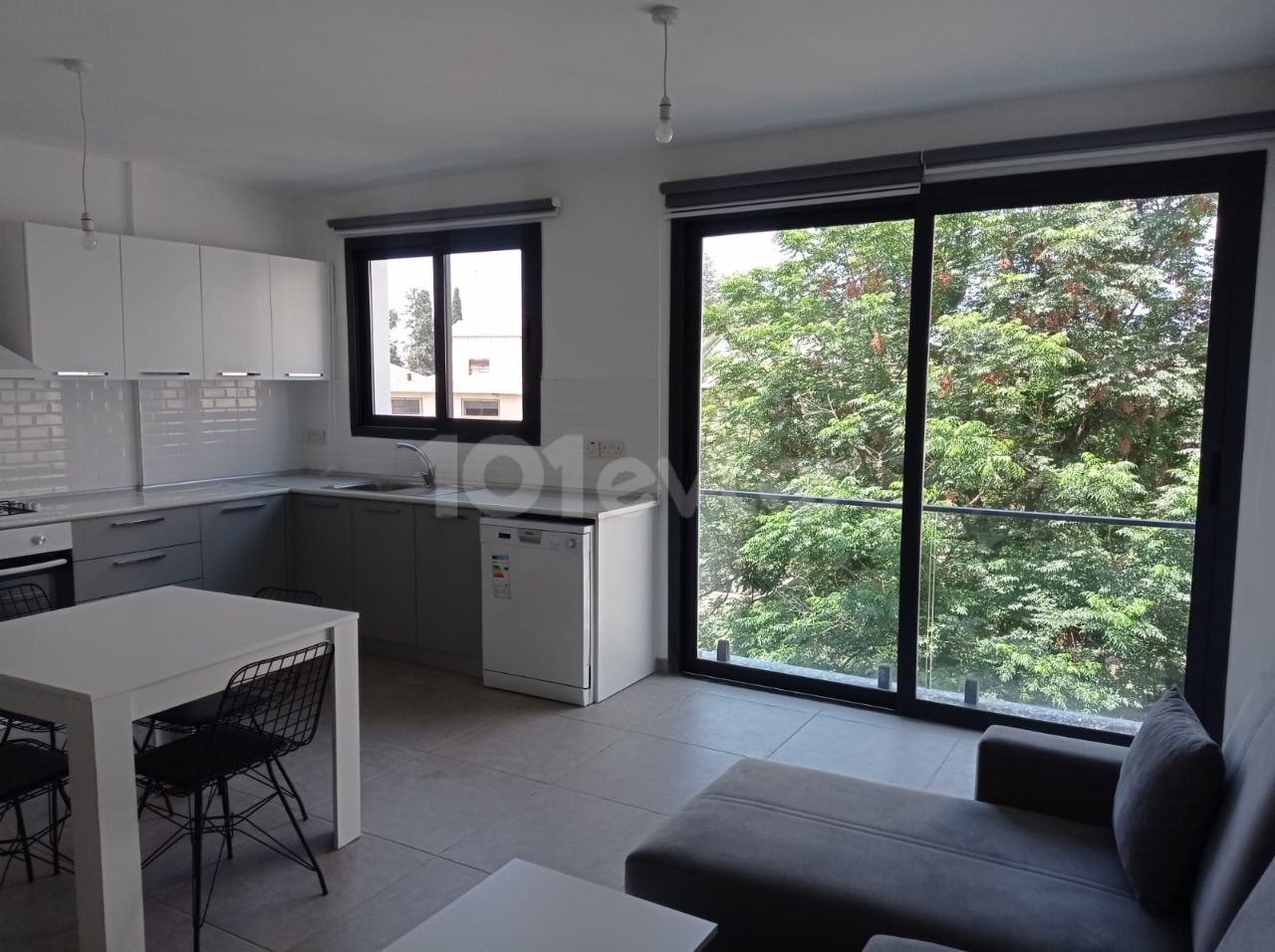 SPACIOUS SPACIOUS 90M2 (2+1) APARTMENT FOR RENT WITH ELEVATOR AND PARKING WITH FURNISHED TERRACE IN A NEW BUILDING IN AN EXCELLENT CENTRAL LOCATION. ** 