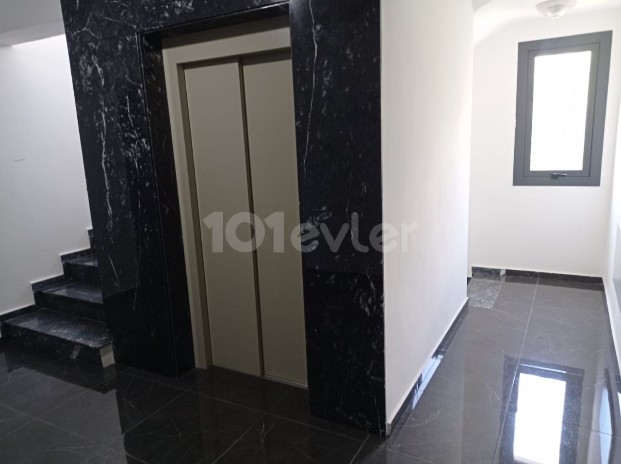 SPACIOUS SPACIOUS 90M2 (2+1) APARTMENT FOR RENT WITH ELEVATOR AND PARKING WITH FURNISHED TERRACE IN A NEW BUILDING IN AN EXCELLENT CENTRAL LOCATION. ** 