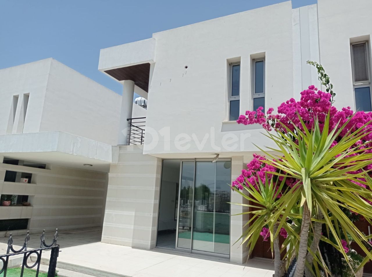 THE MOST BEAUTIFUL AREA OF NICOSIA, KÜÇÜK KAYMAKLI, IS ALSO WAITING FOR THE LUCKY OWNER OF A LUXURIOUS VILLA WITH EXCELLENT SPACIOUS AND SPACIOUS (3+1) ENSUIT, BARBECUE. ** 