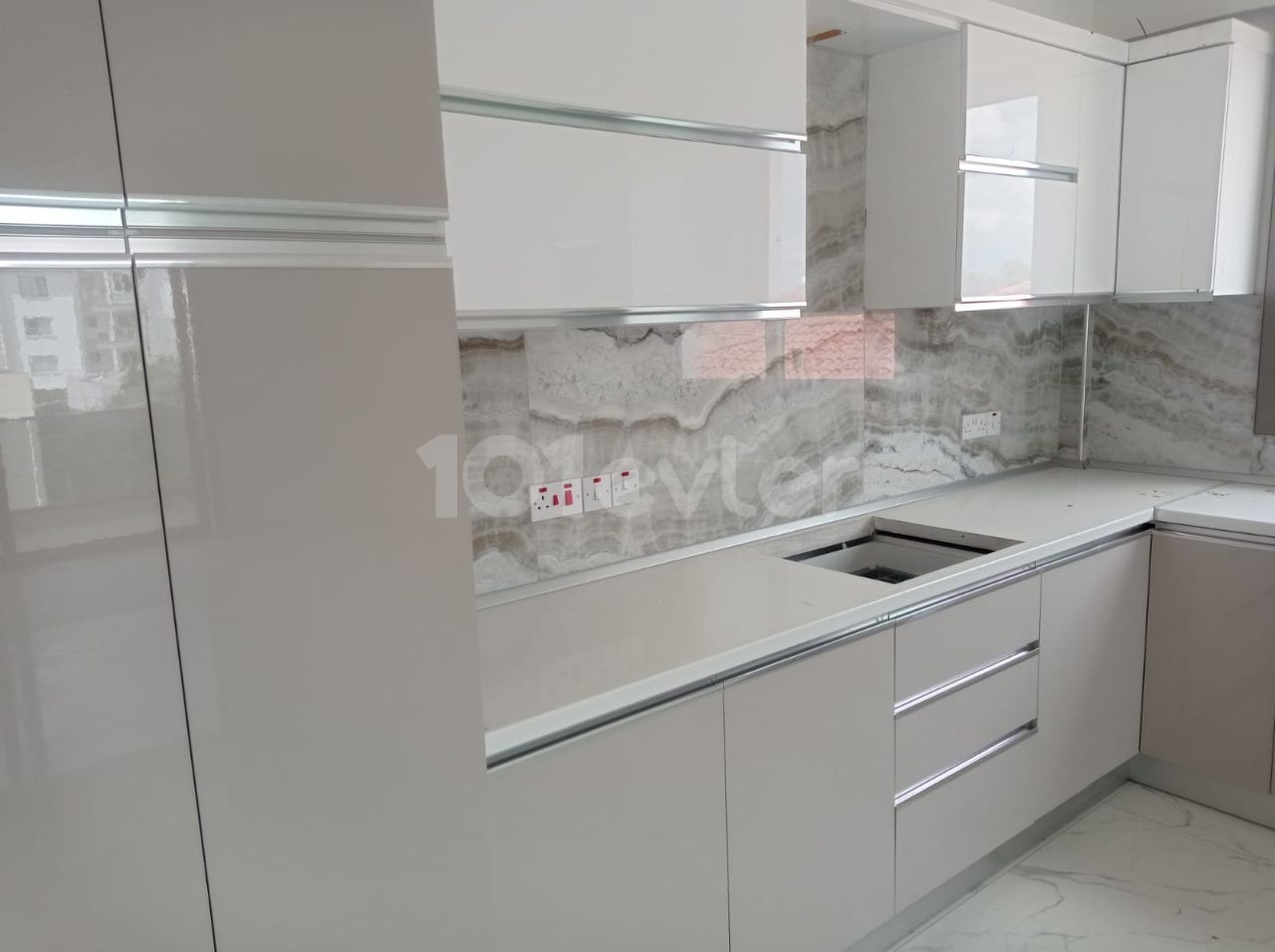 MITREELI IS ALSO SPECIALLY DESIGNED FOR THOSE WHO WANT A SPACIOUS SPACIOUS COMFORTABLE APARTMENT OF 140 M2 WITH A GREAT DESIGN (3+1) ENSUIT IN AN EXCELLENT LOCATION ** 