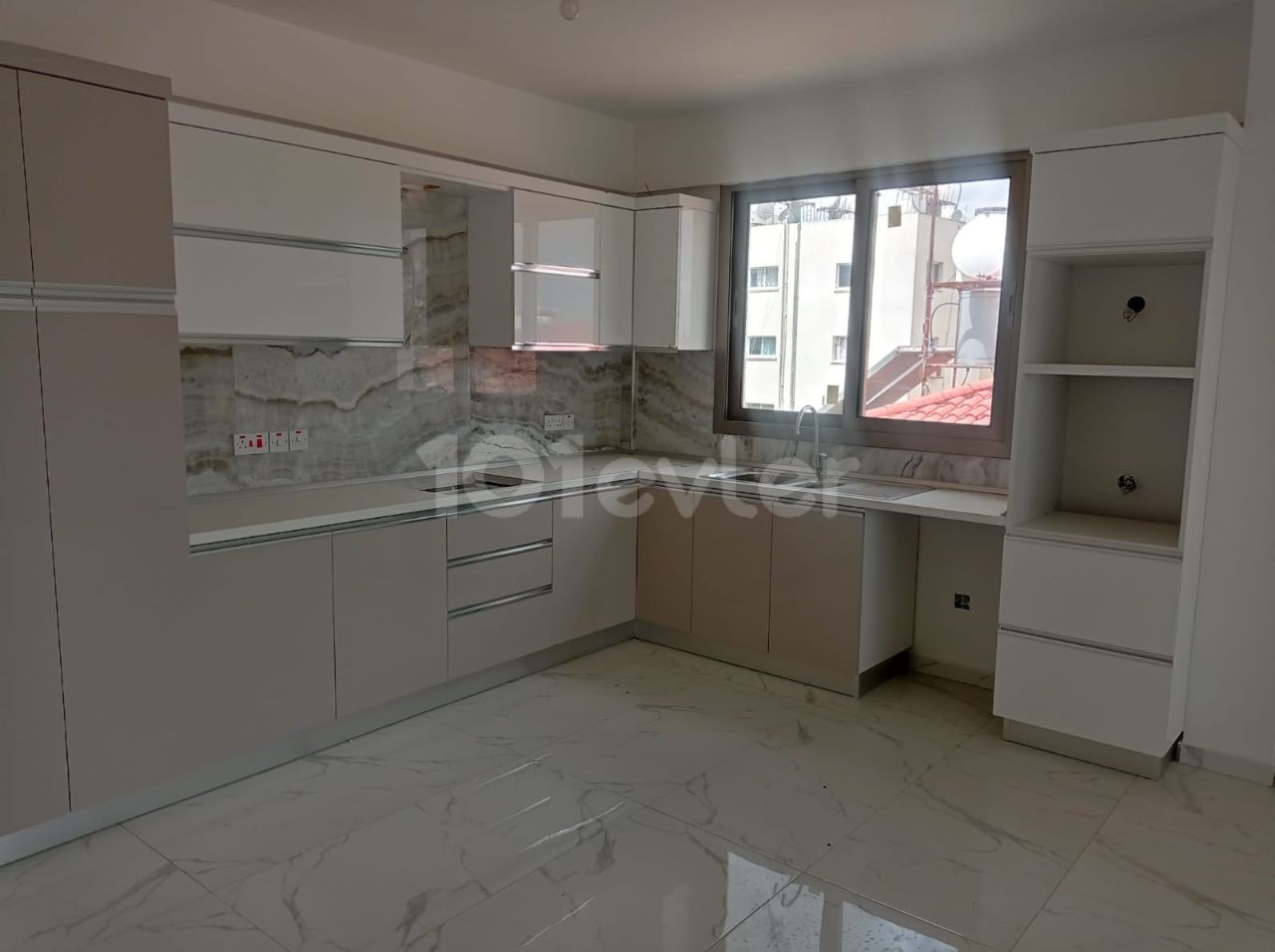 THE APARTMENT IS A SPACIOUS COMFORTABLE FAMILY APARTMENT OF 140 M2 WITH A GREAT DESIGN (3+1) ENSUIT IN THE PERFECT LOCATION IN MITRELI ** 