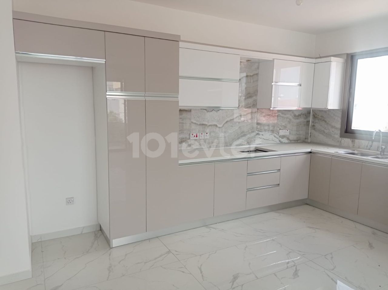 GÖNYELİ'DE MÜKEMMEL LOKASYONDA HARİKA DİZAYN EDİLMİŞ (3+1) ENSUIT 140 M2 GENİŞ FERAH KONFORLU AİLE APARTMANI OLAN DAİRE 