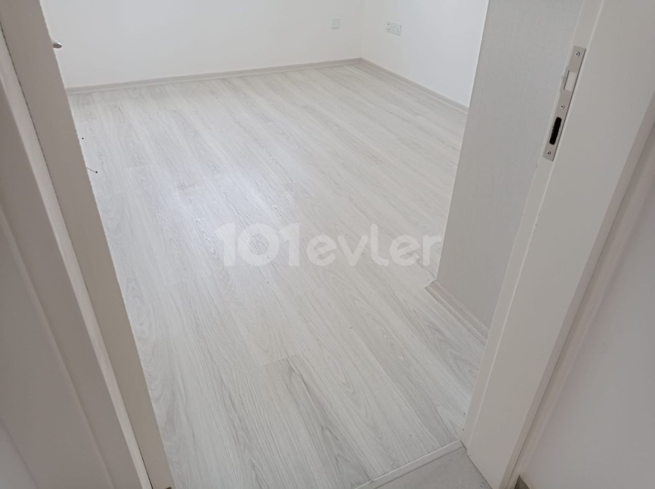 85M2 TURKISH OPPORTUNITY APARTMENT ON THE GROUND FLOOR IN THE SMALL KAYMAKLI DISTRICT (2 +1) ** 