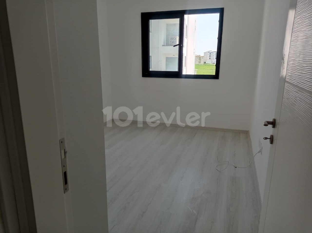 85M2 TURKISH OPPORTUNITY APARTMENT ON THE GROUND FLOOR IN THE SMALL KAYMAKLI DISTRICT (2 +1) ** 