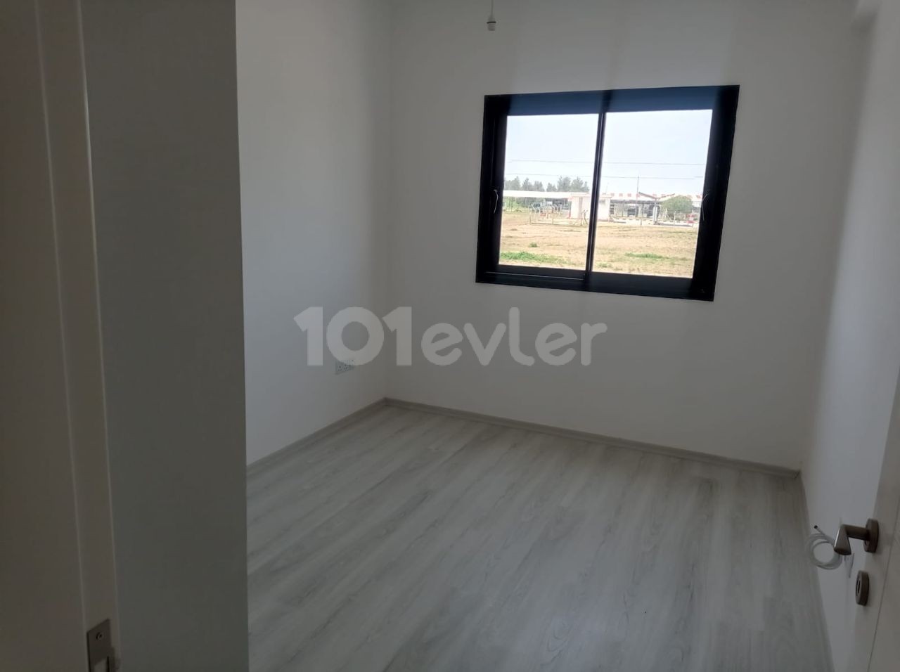 85M2 TURKISH OPPORTUNITY APARTMENT ON THE GROUND FLOOR IN THE SMALL KAYMAKLI DISTRICT (2 +1) ** 