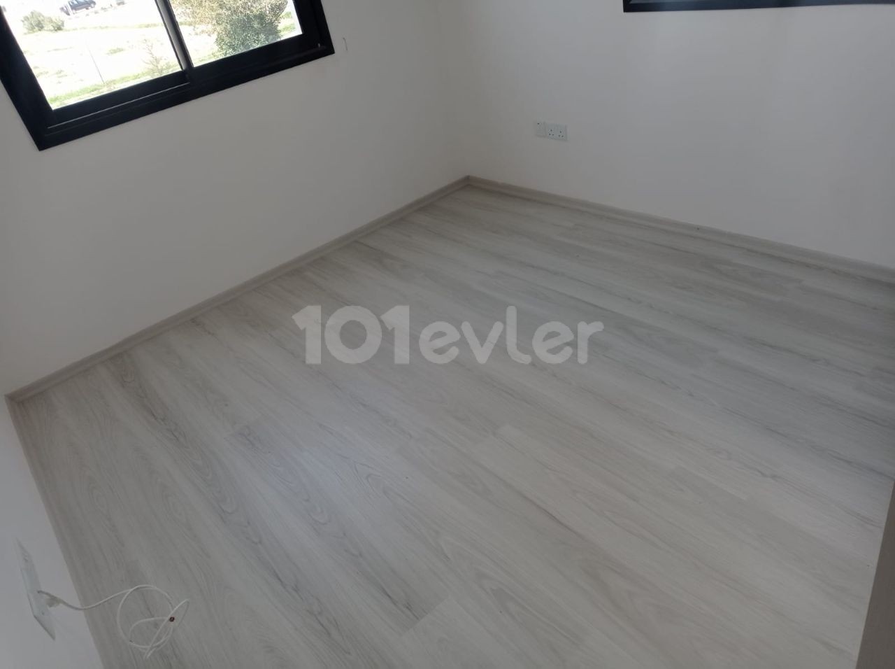 85M2 TURKISH OPPORTUNITY APARTMENT ON THE GROUND FLOOR IN THE SMALL KAYMAKLI DISTRICT (2 +1) ** 