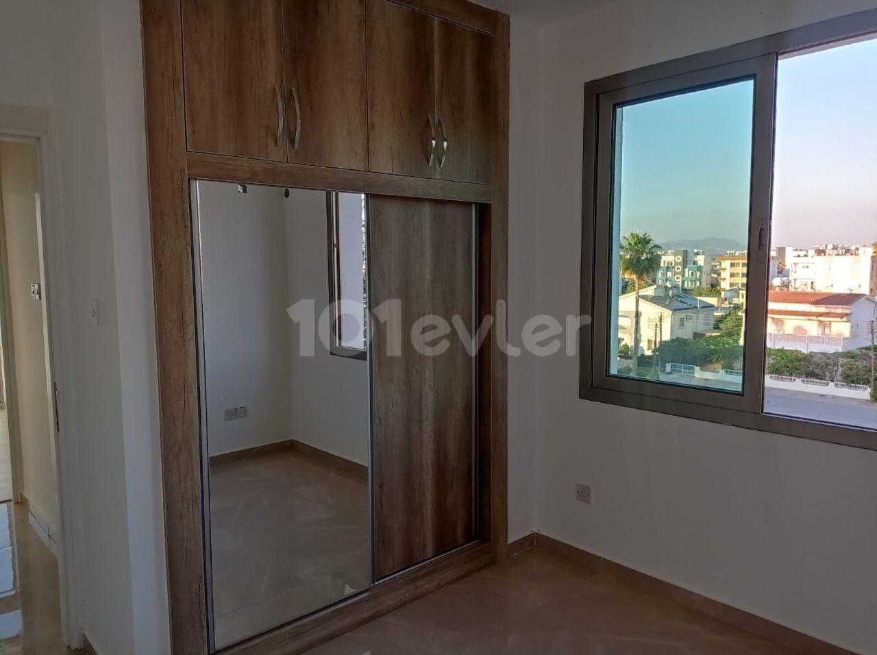 Gönyeli'de Şehir Manzaralı Merkezi Konumda Satılık Ferah Penthouse