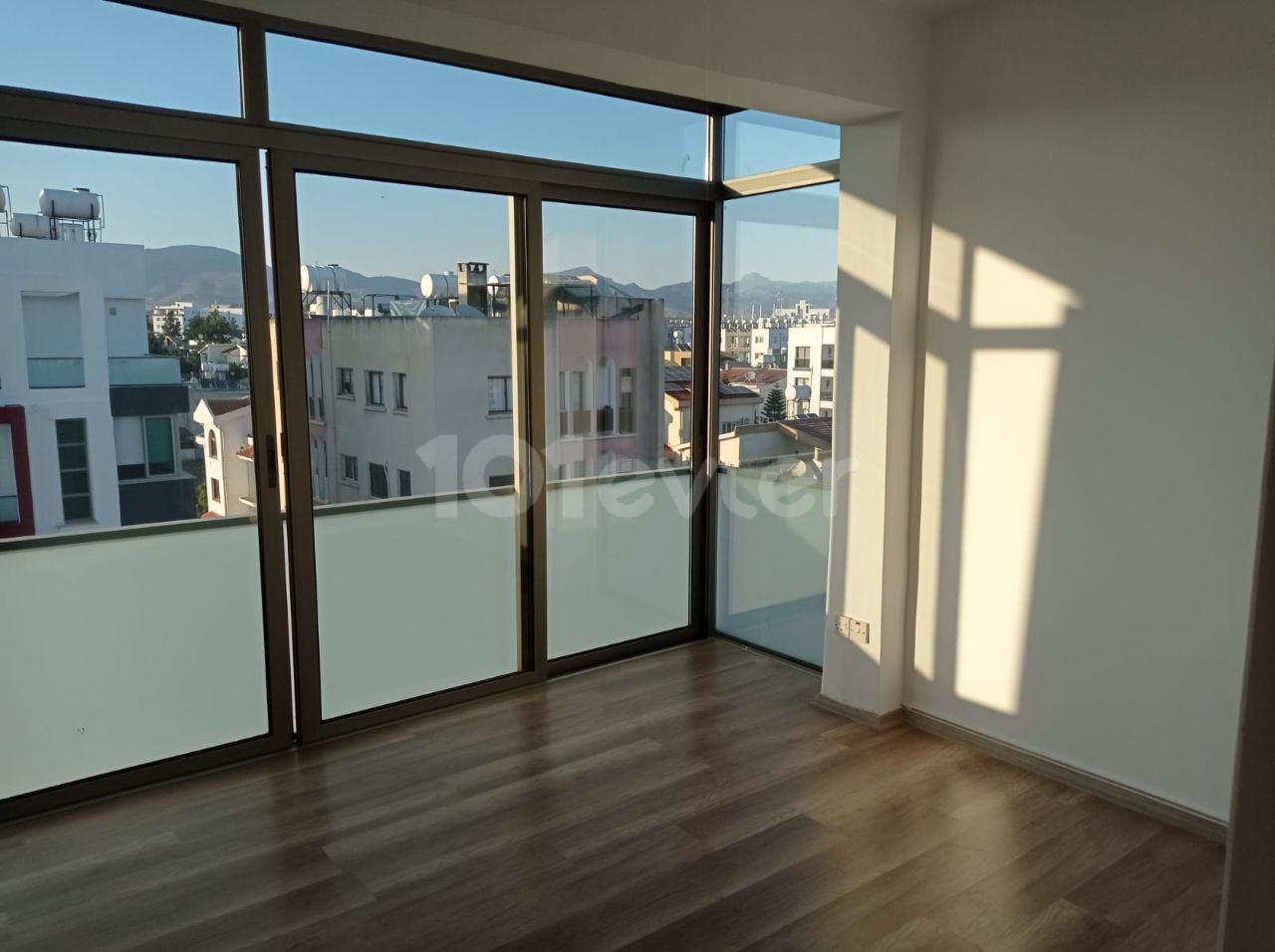 Gönyeli'de Şehir Manzaralı Merkezi Konumda Satılık Ferah Penthouse