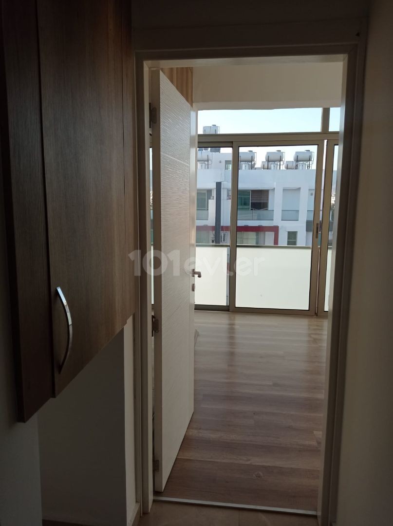 Gönyeli'de Şehir Manzaralı Merkezi Konumda Satılık Ferah Penthouse