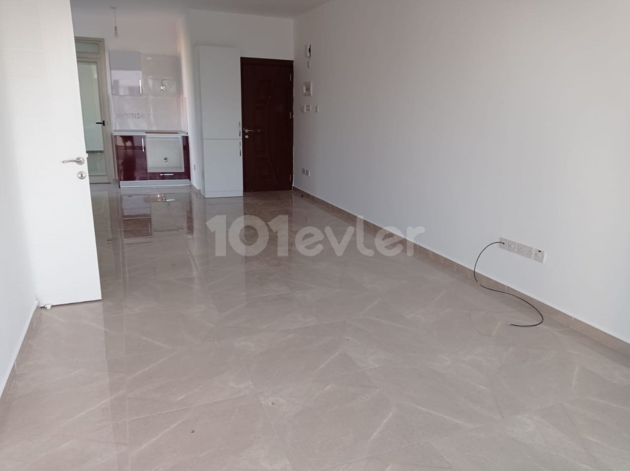 Gönyeli'de Şehir Manzaralı Merkezi Konumda Satılık Ferah Penthouse