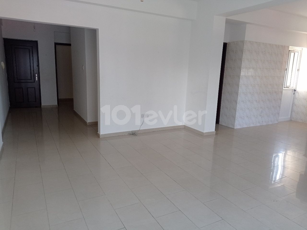 Yenisehirde cadde üzerinde yarı eşyalı aylık ödemeli  kiralık 3+1 daire 