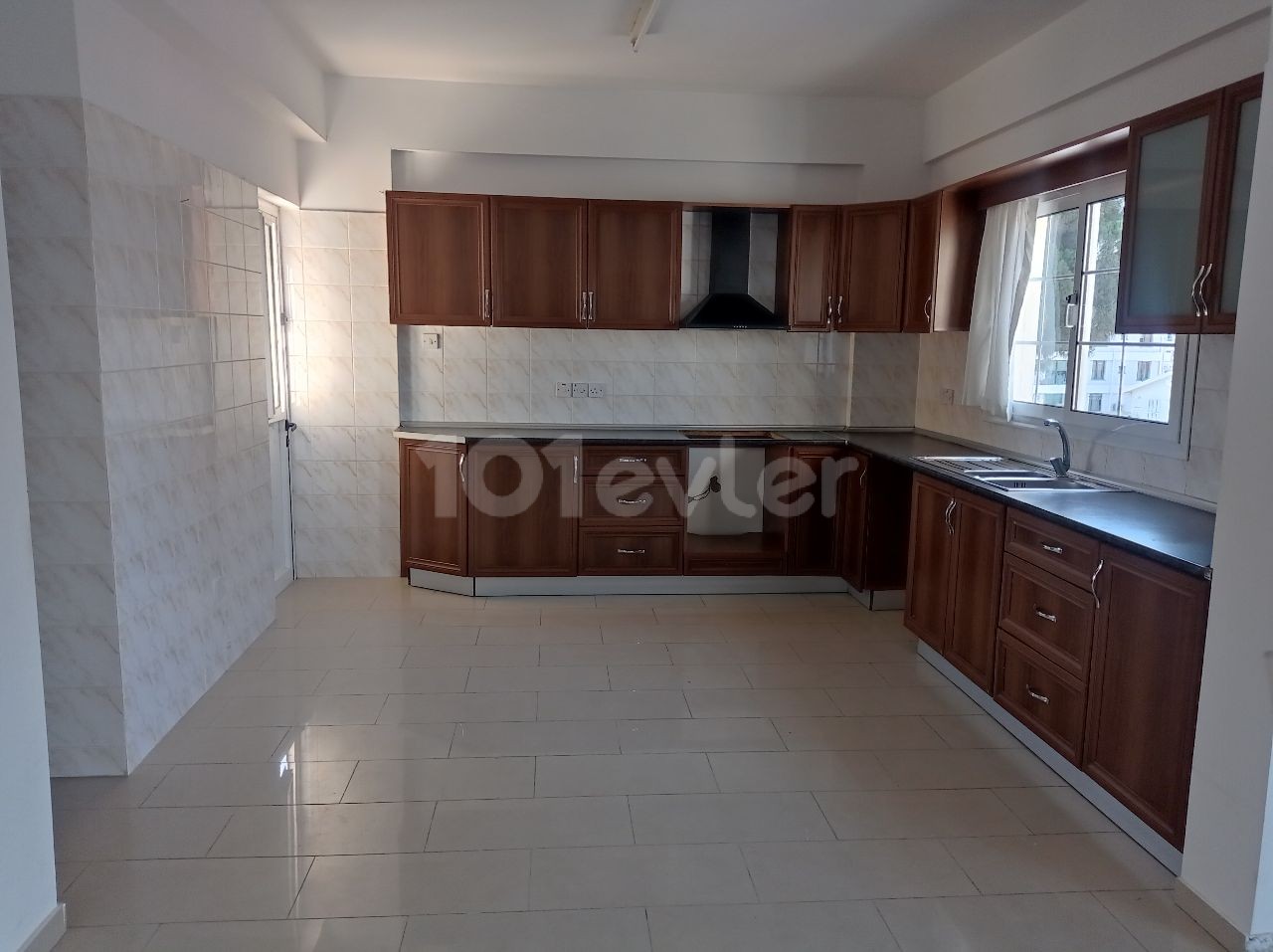 3+1 Apartment for rent with semi-furnished monthly payment on Yenisehirde street ** 