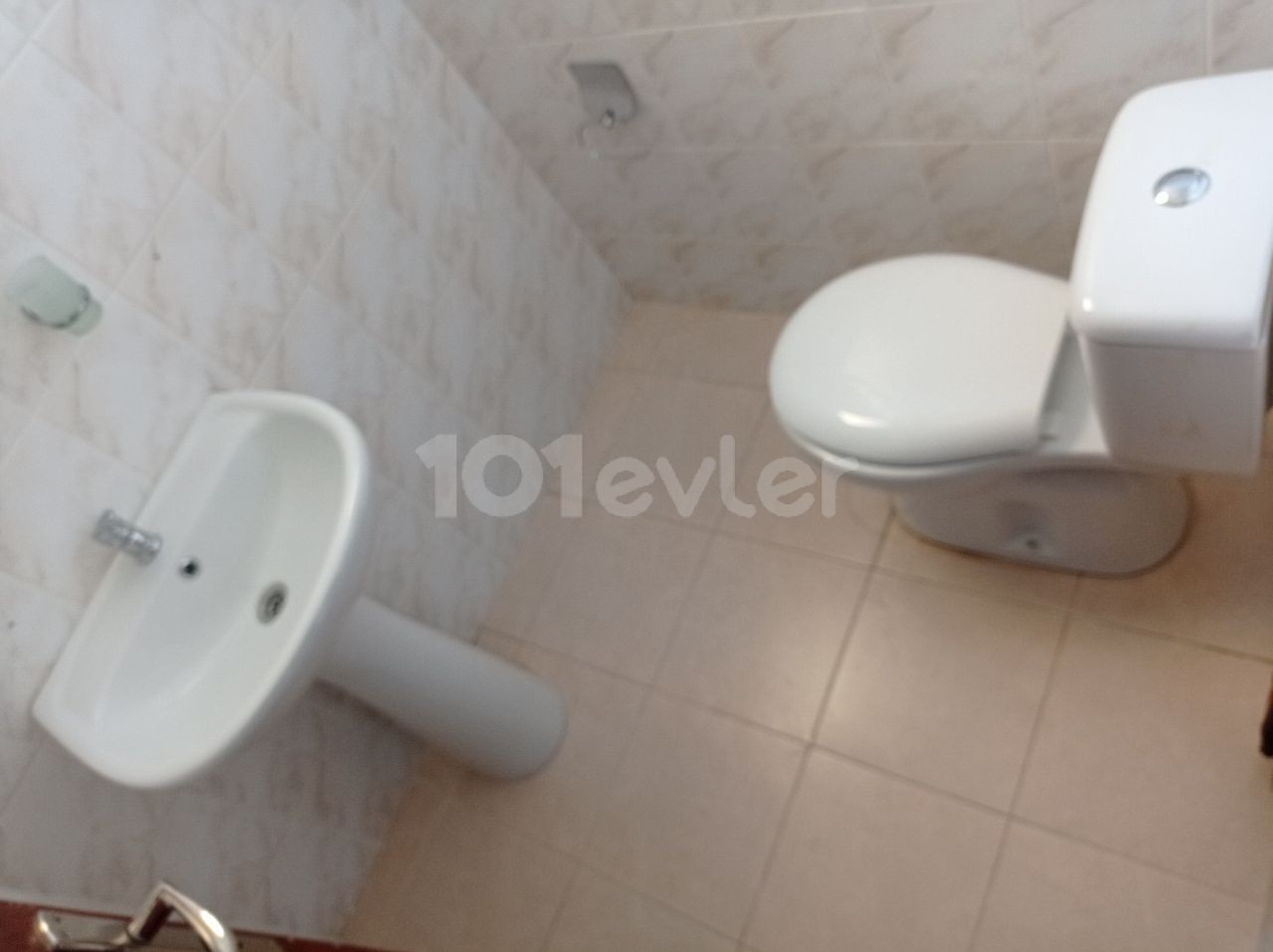 Yenisehirde cadde üzerinde yarı eşyalı aylık ödemeli  kiralık 3+1 daire 