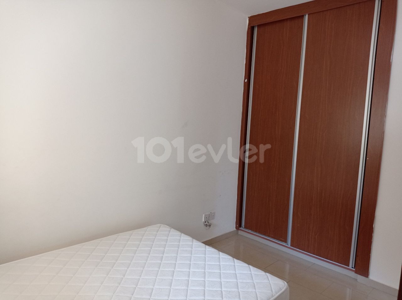 Yenisehirde cadde üzerinde yarı eşyalı aylık ödemeli  kiralık 3+1 daire 