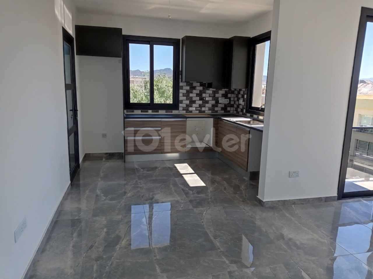 EXCELLENT DESIGN IN THE MOST ELITE AREA OF KÜÇÜK KAYMAKLI, 1. SPACIOUS AND SPACIOUS APARTMENTS WITH AN ELEVATOR (3+1), BUILT WITH HIGH-CLASS WORKMANSHIP AND MATERIALS ** 