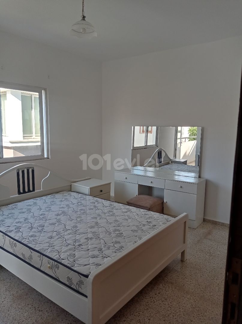 Yenikent bölgesinde merkezi konumda kiralık 3+1 daire.