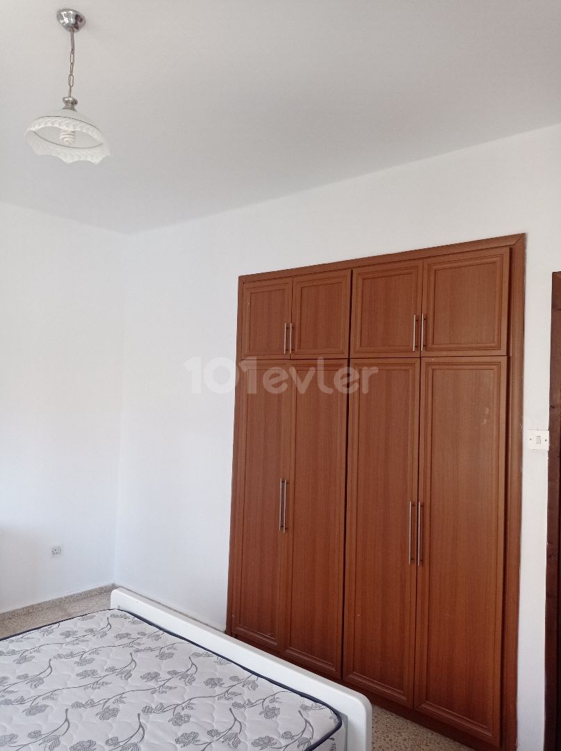 Yenikent bölgesinde merkezi konumda kiralık 3+1 daire.