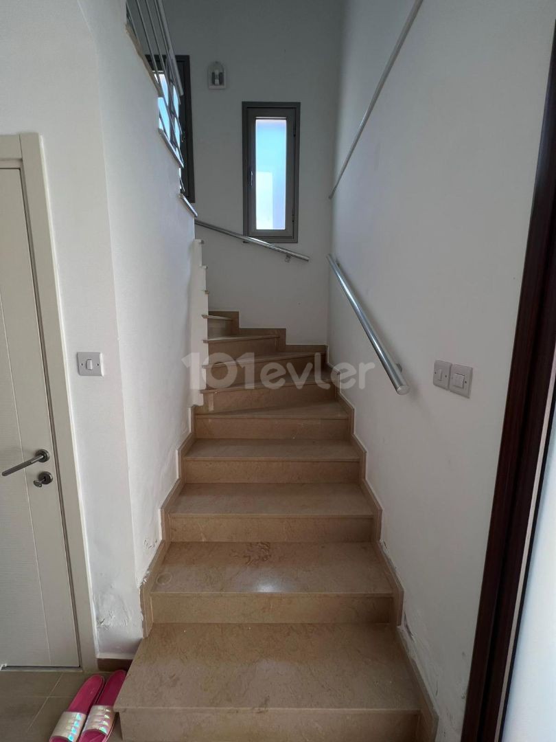 Dumlupınar 'da şahane konumda kiralık 3+1 olan huzuruna eşlik eden kalitesi ile kiralık villa 