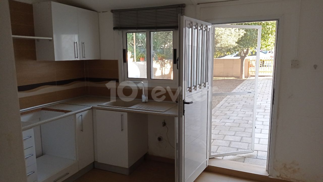 A 100 m2 (2 + 1) duplex detached commercial permit with a garden with a front and back garden in the Küçükkaymakli area is a product of the opportunity. ** 